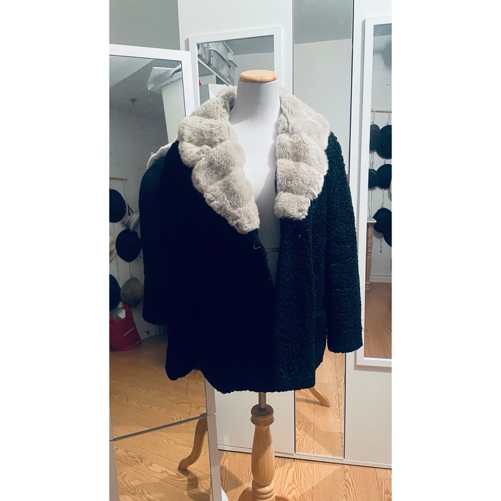 Elegant Vitange Black Winter Coat with Faux Fur Collar size M/L